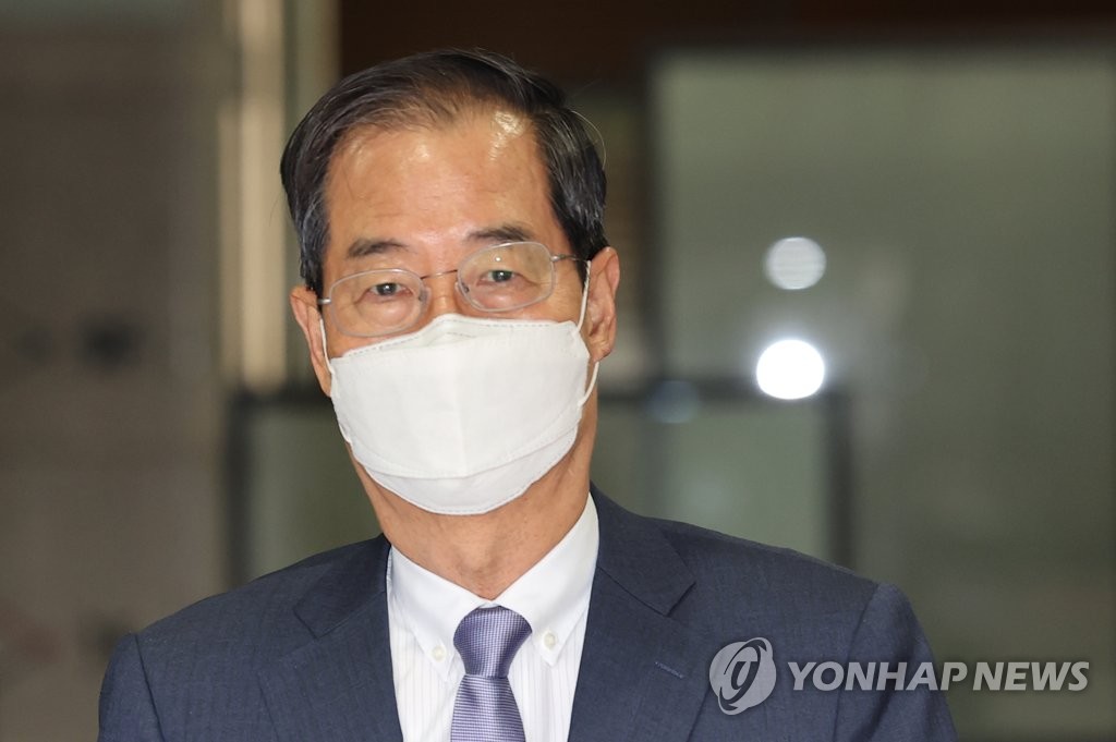 Prime Minister nominee Han Duck-soo leaves his confirmation hearing preparation office in central Seoul on May 19, 2022, a day before the National Assembly's vote on his appointment. (Yonhap)