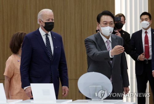 尹大統領「韓米関係を経済安保同盟に」　バイデン氏が半導体工場訪問　