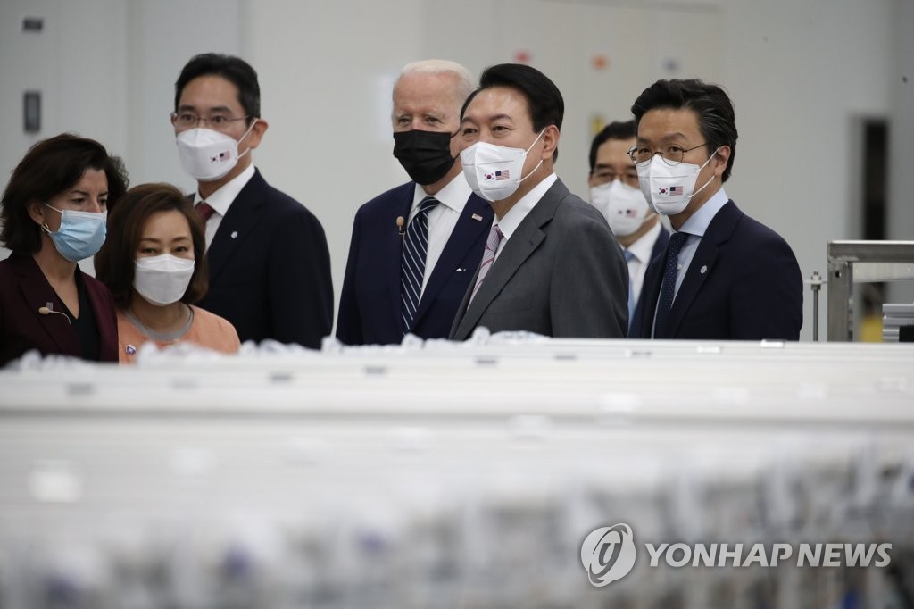 El presidente de Corea del Sur, Yoon Suk-yeol (tercero por la dcha.), su homólogo de Estados Unidos, Joe Biden (centro), y el vicepresidente de Samsung Electronics, Lee Jae-yong (tercero por la izda.), visitan la planta de semiconductores de Samsung, el 20 de mayo de 2022, en Pyeongtaek, a 70 kilómetros al sur de Seúl.