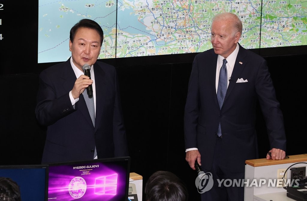 El presidente surcoreano, Yoon Suk-yeol (izda.), y el presidente estadounidense, Joe Biden (dcha.), se reúnen con los soldados surcoreanos y estadounidenses, el 22 de mayo de 2022, mientras visitan el Centro de Operaciones Aéreas y Espaciales de Corea del Sur, en la Base Aérea de Osan, en Pyeongtaek, a 70 kilómetros al sur de Seúl.