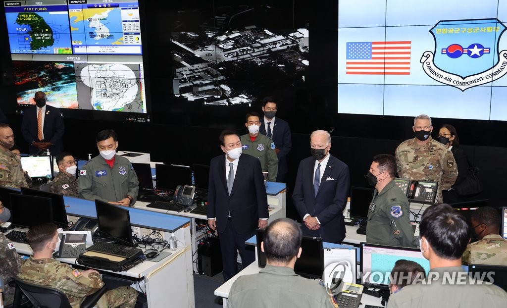 El presidente surcoreano, Yoon Suk-yeol (izda., centro) y su homólogo estadounidense, Joe Biden (dcha., centro), se reúnen con tropas surcoreanas y estadounidenses, el 22 de mayo de 2022, en el Centro de Operaciones Aéreas y Espaciales de Corea del Sur, en la Base Aérea de Osan, en Pyeongtaek, a 70 kilómetros al sur de Seúl.
