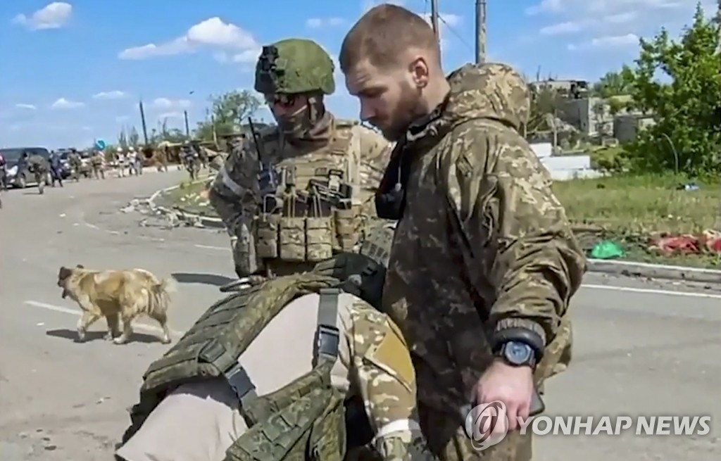 우크라 해병여단장 몸수색하는 러시아군