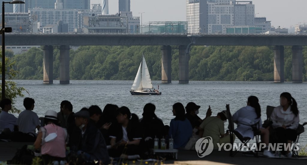 People enjoy the outdoors in western Seoul on May 22, 2022. (Yonhap)