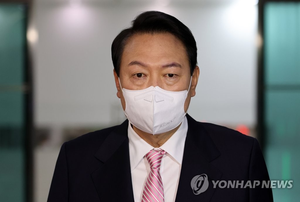 大統領室庁舎に向かう尹大統領＝２３日、ソウル（聯合ニュース）