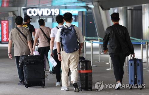 海外から韓国の仁川国際空港に到着した人たち（資料写真）＝２３日、仁川（聯合ニュース）