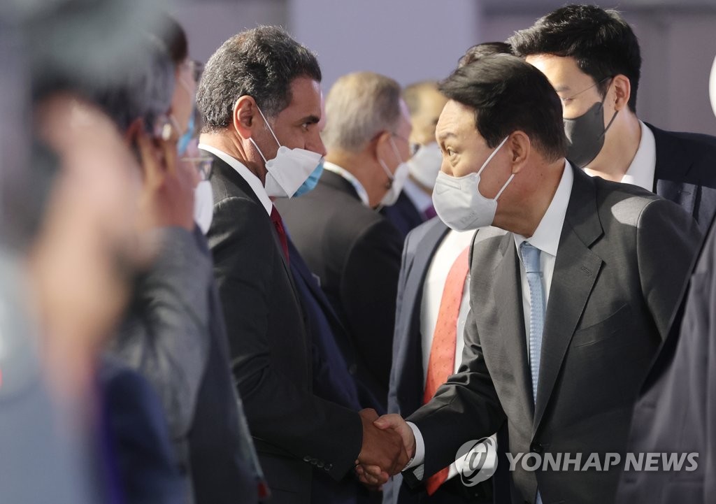 대구세계가스총회 참석자들과 악수하는 윤석열 대통령