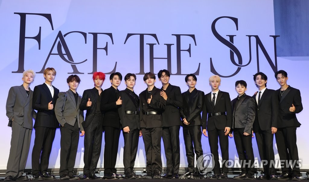 La foto de archivo muestra al grupo de K-pop Seventeen posando para los fotógrafos, el 27 de mayo de 2022, durante una conferencia de prensa por su cuarto álbum de larga duración, "Face the Sun", en un hotel de Seúl.