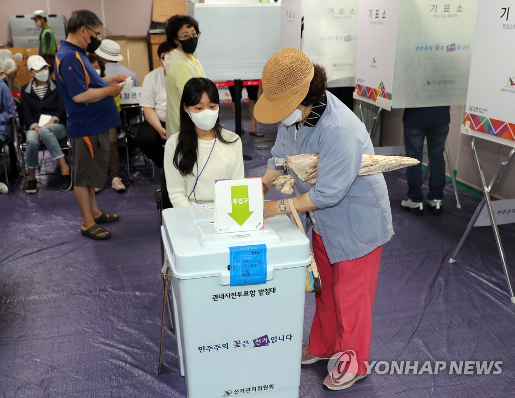 인천 계양서 사전투표하는 유권자들