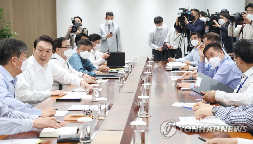 President Yoon Suk-yeol (2nd from L) presides over a meeting with his senior secretaries and aides at the presidential office in Seoul on May 30, 2022. (Yonhap)