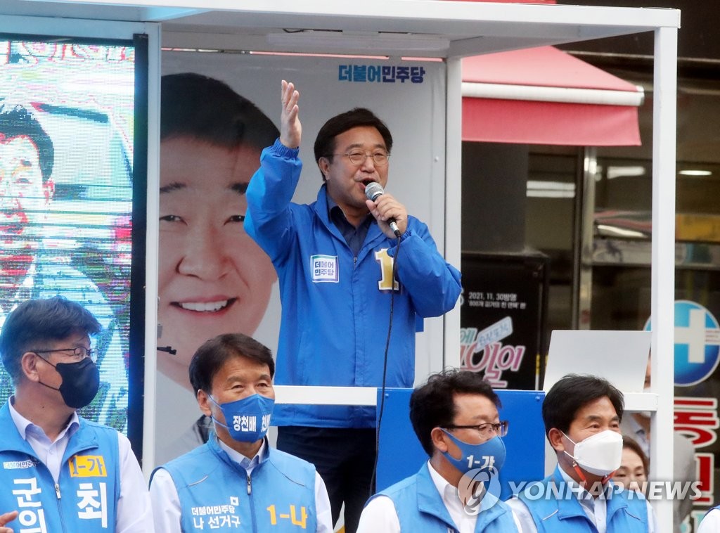 Yoon Ho-jung, the co-interim head of the main opposition Democratic Party (DP), calls for public support for Lee Jae-young, the DP's candidate for county head of Jeungpyeong in central North Chungcheong Province, at a local election campaign stop on May 30, 2022. (Yonhap)