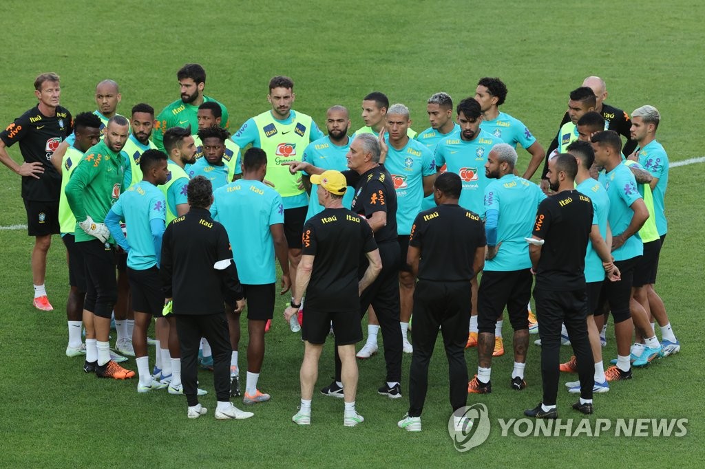 Tite (C), head coach of the Brazilian men's national football team, addresses his players during a training session at Seoul World Cup Stadium in Seoul on June 1, 2022, the eve of a friendly match against South Korea. (Yonhap)