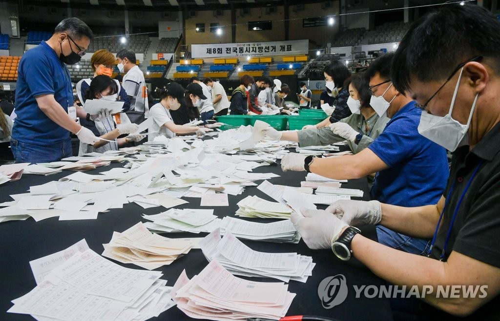 Election officials count ballots for the local elections at a gymnasium in Seoul on June 1, 2022. (Pool photo) (Yonhap)