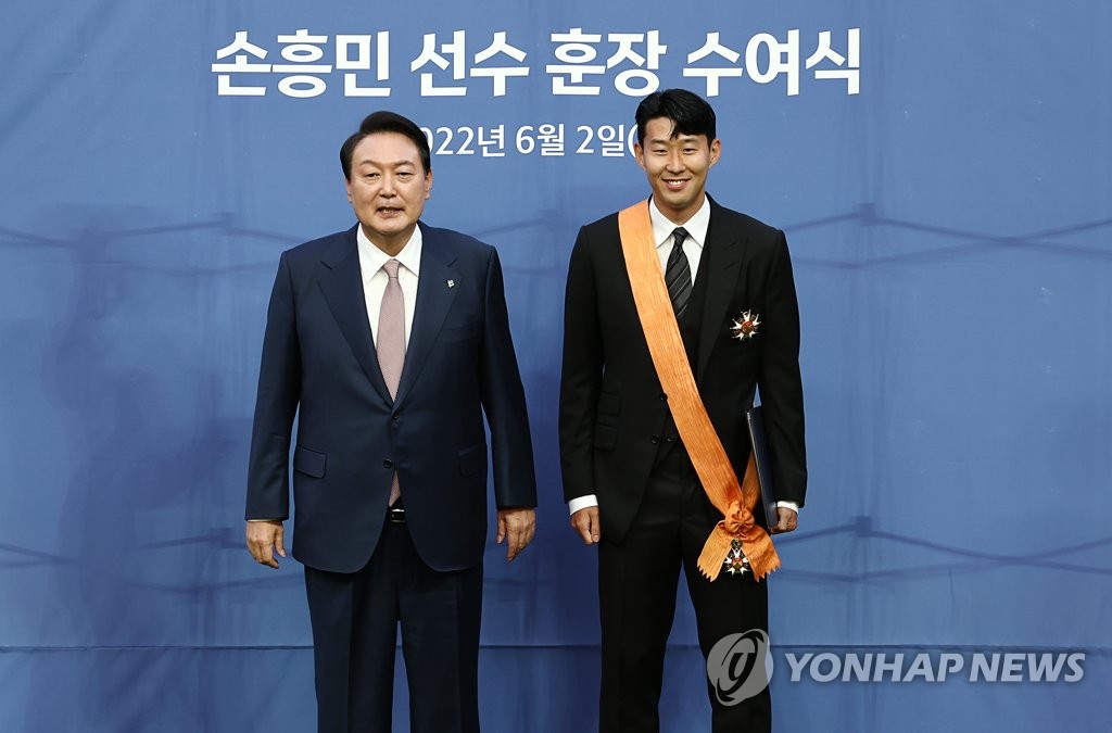 Yoon décerne la plus haute distinction nationale pour le sport à Son Heung-min