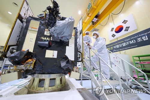 La foto, proporcionada, el 6 de junio de 2022, por el KARI, muestra a investigadores realizando una inspección final del primer orbitador lunar de Corea del Sur, "Danuri", que será trasladado a la Estación de la Fuerza Espacial de Cabo Cañaveral, en Florida, Estados Unidos, para ser lanzado el 3 de agosto de 2022, en un cohete Falcon 9 de SpaceX. (Prohibida su reventa y archivo)