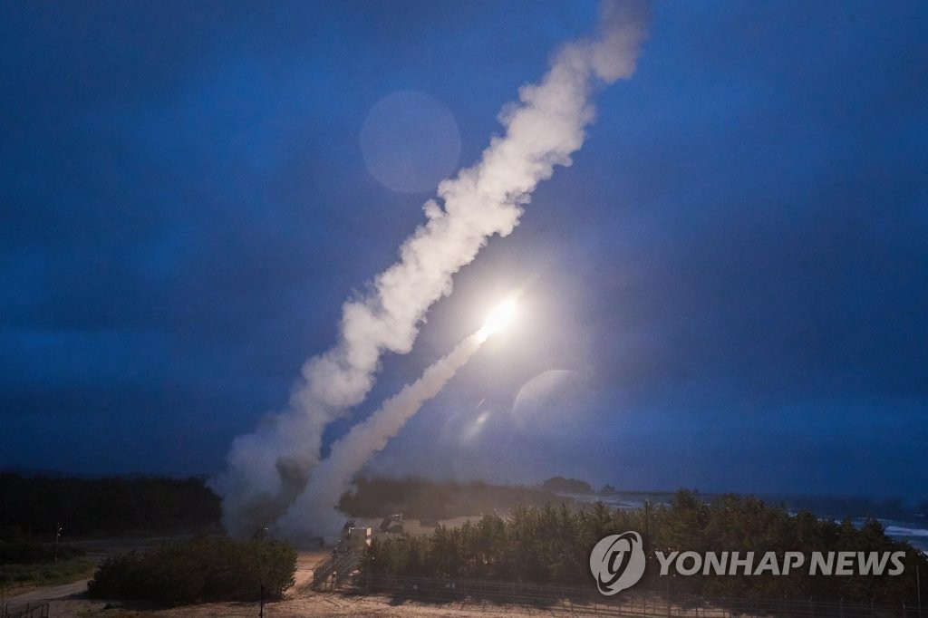 Les armées sud-coréenne et américaine ont tiré huit missiles sol-sol le lundi matin très tôt du 6 juin 2022, après les tirs d'hier de huit missiles balistiques à courte portée par la Corée du Nord, selon l'annonce du Comité des chefs d'état-major interarmées (JCS) de Séoul du même jour. L'opération de tirs s'est déroulée à partir de 4h45 pendant 10 minutes vers la mer de l'Est et ces missiles étaient de type ATACMS. (Photo fournie par le JCS. Revente et archivage interdits)