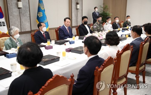 الرئيس «يون» يرحب بأبطال الحرب والعائلات الثكلى في المكتب الرئاسي