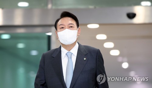 El presidente surcoreano, Yoon Suk-yeol, llega, el 10 de junio de 2022, a la oficina presidencial, en Seúl. (Imagen del cuerpo de prensa. Prohibida su reventa y archivo)