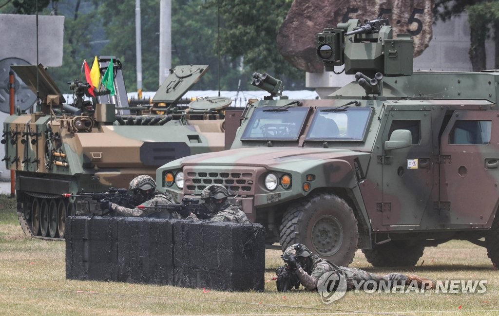 Sur cette photo prise le 10 juin 2022, des soldats de la brigade Tiger de l'armée de terre sud-coréenne lors d'une démonstration au siège de la 25e division d'infanterie à Yangju, à 29 km au nord de Séoul. (Pool photo)