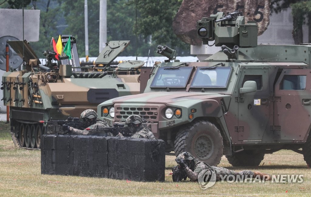 Esta foto de archivo, tomada el 10 de junio de 2022, muestra tropas y sistemas de armas de la Brigada de Demostración TIGER del Ejército de Corea del Sur en el cuartel general de la 25 División de Infantería en Yangju, provincia de Gyeonggi.  (Foto de grupo) (Yonhap)