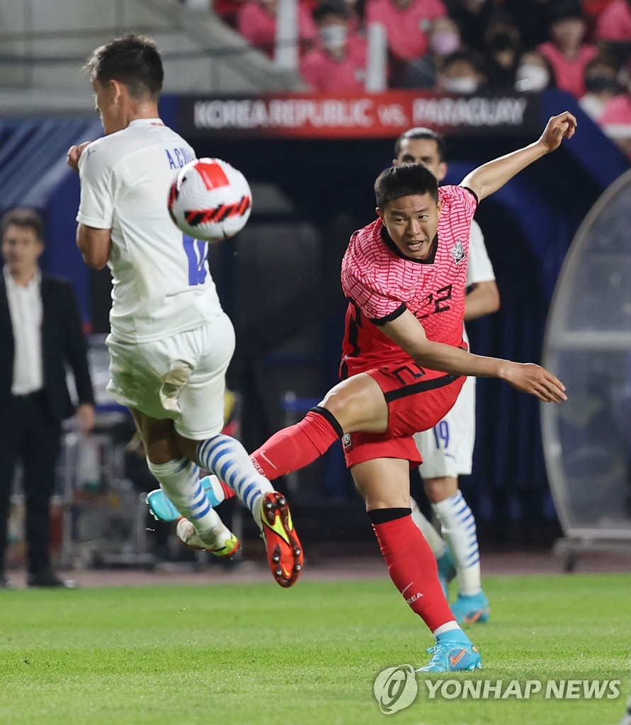 Kwon Chang-hoon of South Korea attempts a pass against Paraguay during the countries' friendly football match at Suwon World Cup Stadium in Suwon, 35 kilometers south of Seoul, on June 10, 2022. (Yonhap)