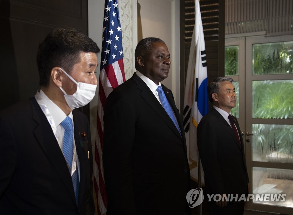 This photo, taken on June 11, 2022, shows South Korean Defense Minister Lee Jong-sup (R) and his U.S. and Japanese counterparts, Lloyd Austin (C) and Nobuo Kishi, posing for a photo prior to their talks on the margins of the Shangri-La Dialogue in Singapore. (Pool photo) (Yonhap)