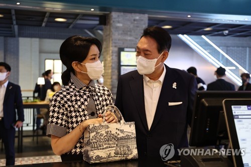 영화 '브로커' 관람 나선 윤석열 대통령 내외