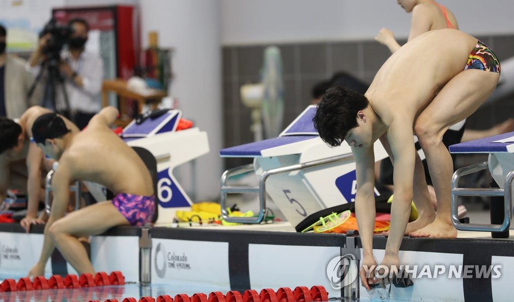 South Korean swimmer Hwang Sun-woo (R) trains at the National Training Center in Jincheon, some 90 kilometers south of Seoul, on June 14, 2022. (Yonhap)