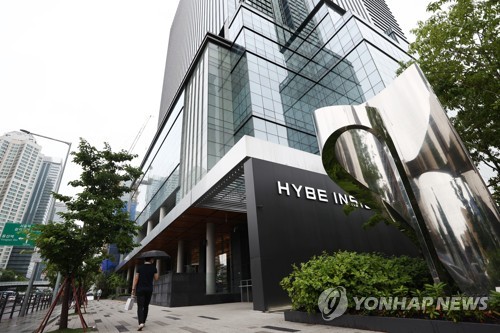 Des employés de Hybe auraient vendu des actions juste avant la suspension des activités de BTS