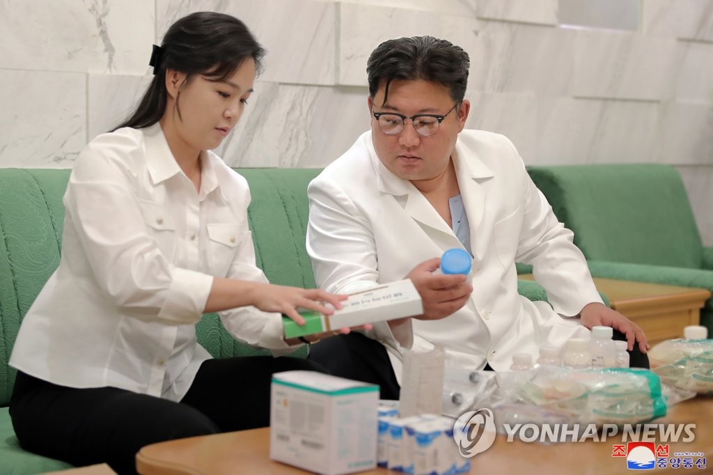 North Korean leader Kim Jong-un (R) and his wife Ri Sol-ju inspect medicine to be sent to the southwestern city of Haeju in response to an "acute enteric" infectious disease outbreak, in this photo released by the North's official Korean Central News Agency on June 16, 2022. (For Use Only in the Republic of Korea. No Redistribution) (Yonhap)