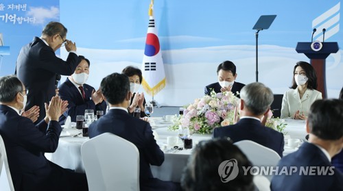الرئيس «يون» يرحب بعائلات قتلى الحرب الكورية