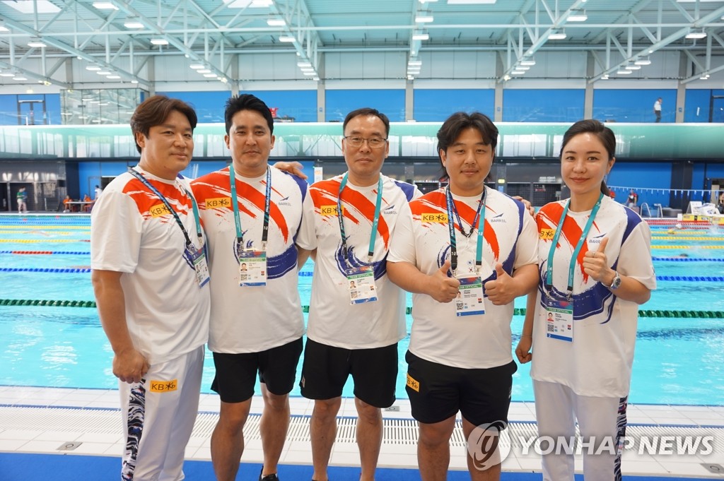 기념 촬영하는 수영 국가대표팀 코치진