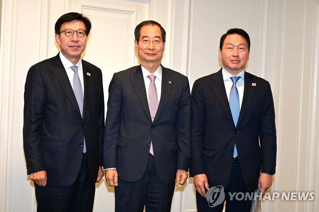 El primer ministro surcoreano, Han Duck-soo (centro), el alcalde de Busan, Park Heong-joon (izda.), y el presidente del Grupo SK, Chey Tae-won, posan para una foto, el 20 de junio de 2022 (hora local), antes de la Asamblea General de la BIE, en París. (Foto proporcionada por la oficina de Han. Prohibida su reventa y archivo)