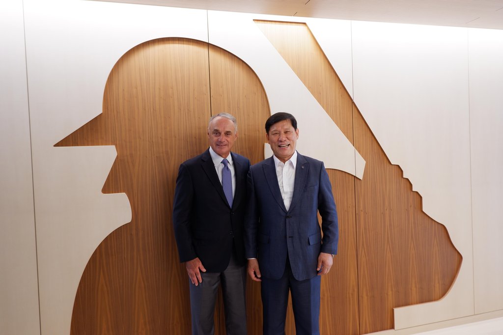 This file photo provided by the Korea Baseball Organization (KBO) on June 21, 2022, shows KBO Commissioner Heo Koo-youn (R) with Major League Baseball (MLB) Commissioner Rob Manfred in MLB's headquarters in New York after their meeting on June 14, 2022. (PHOTO NOT FOR SALE) (Yonhap)
