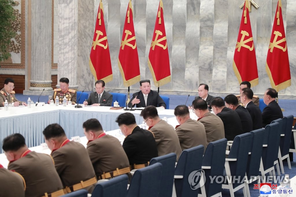 북한 김정은, 당 중앙군사위 확대회의 주재…군사노선·국방정책 토의