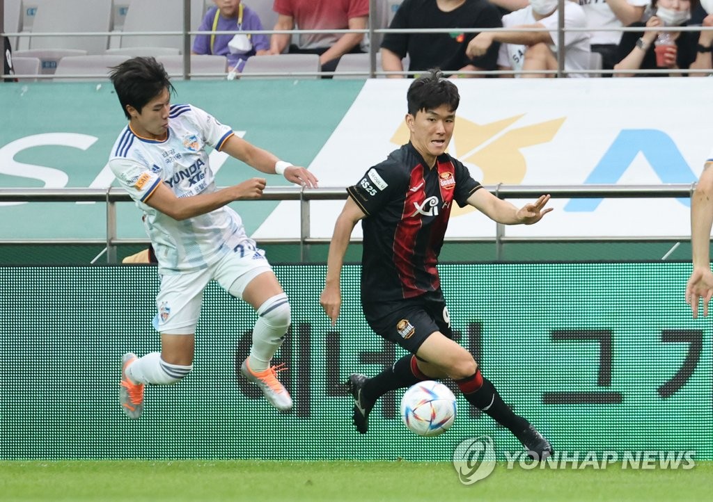 In this file photo from June 22, 2022, Hwang In-beom of FC Seoul (R) dribbles the ball against Ulsan Hyundai FC during the clubs' K League 1 match at Seoul World Cup Stadium in Seoul. (Yonhap)