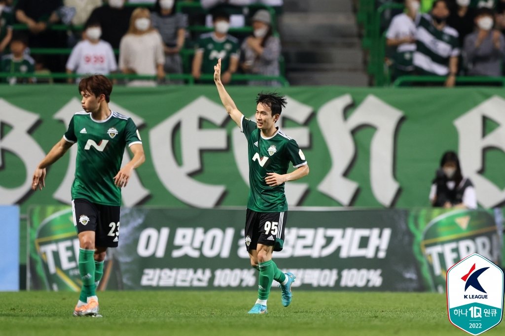 Kim Moon-hwan of Jeonbuk Hyundai Motors (R) celebrates after scoring a goal against Suwon Samsung Bluewings during the clubs' K League 1 match at Jeonju World Cup Stadium in Jeonju, 200 kilometers south of Seoul, on June 22, 2022, in this photo provided by the Korea Professional Football League. (PHOTO NOT FOR SALE) (Yonhap)
