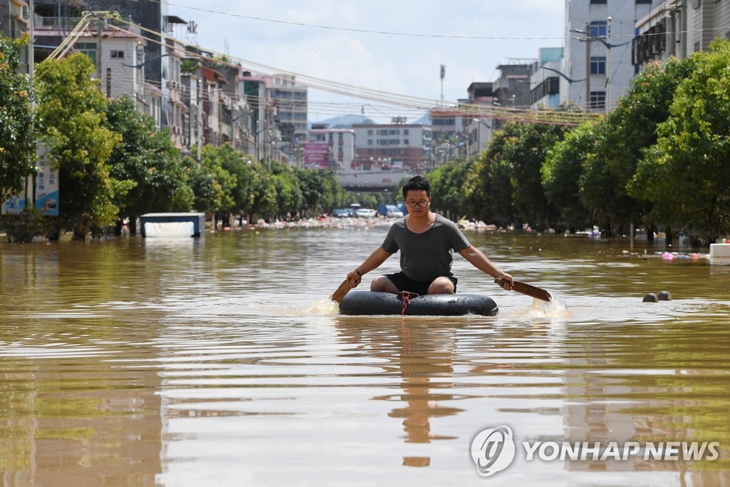 홍수로 도로·주택 물에 잠긴 중국 광둥성