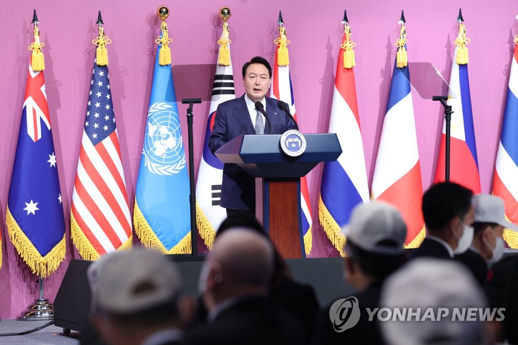 El presidente surcoreano, Yoon Suk-yeol, pronuncia un discurso durante un almuerzo con veteranos de la Guerra de Corea de 1950-53, el 24 de junio de 2022, en el Hotel Shilla, en Seúl.