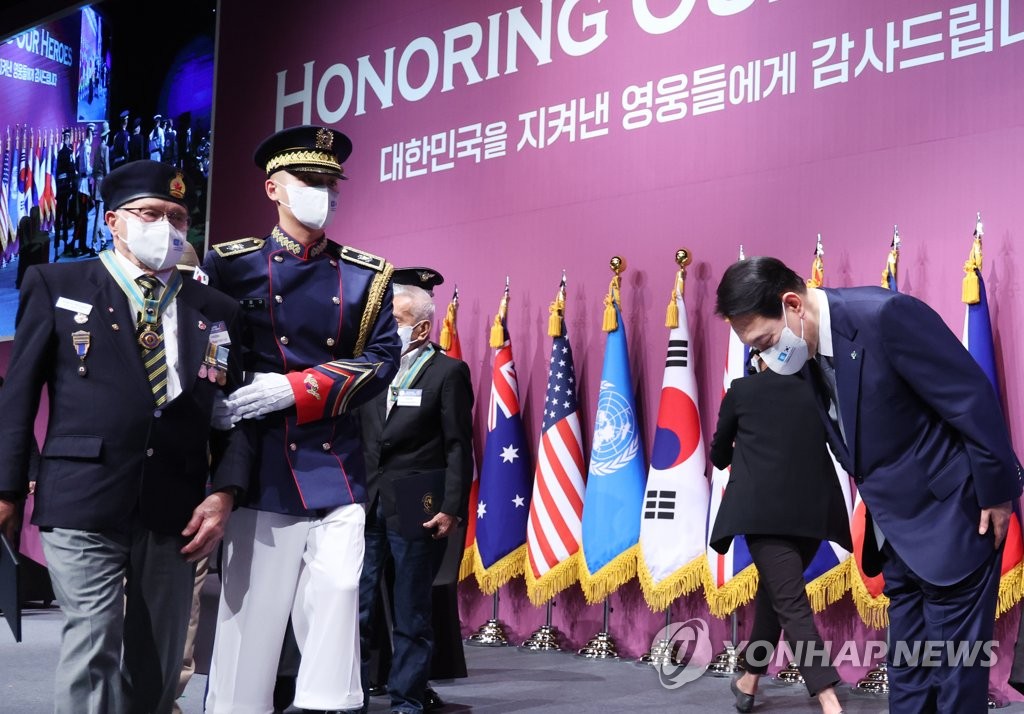 الرئيس يون يلتقي بقدامى المحاربين الكوريين والأجانب قبيل ذكرى الحرب الكورية - 3