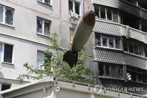 ′미사일 공격의 흔적′…러, 우크라 제2도시 하르키우 포격 계속