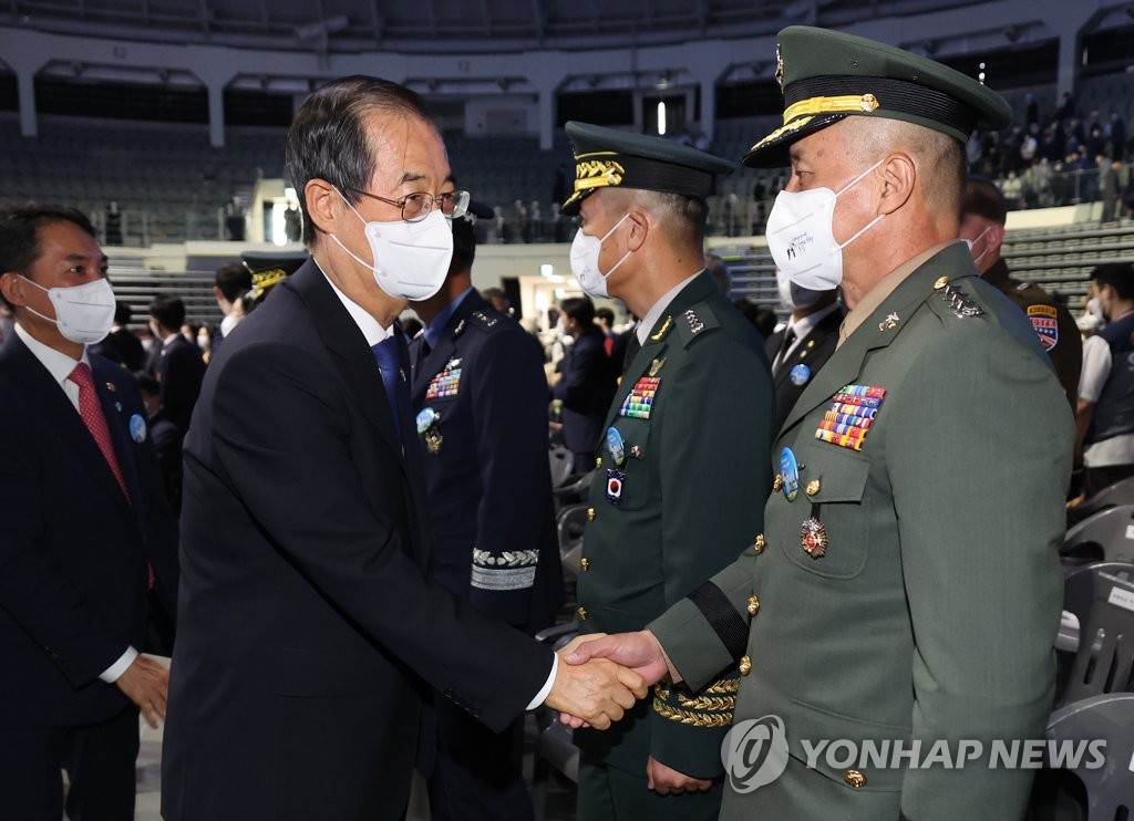 군 주요 인사들 만나는 한덕수 총리