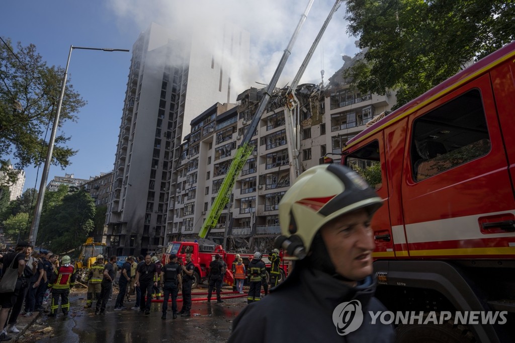 러 미사일에 피격된 우크라 키이우 아파트