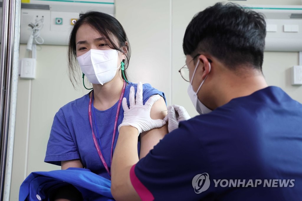 원숭이두창 백신 접종 받는 의료진