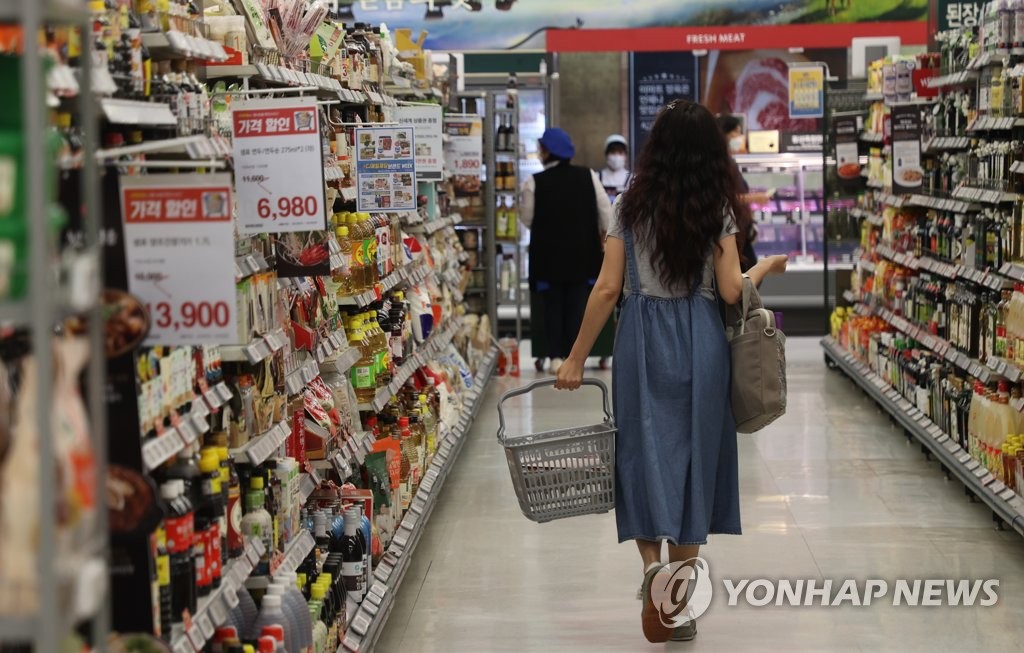 This file photo, taken June 27, 2022, shows people shopping for groceries at a discount store chain in Seoul amid high inflation. (Yonhap)