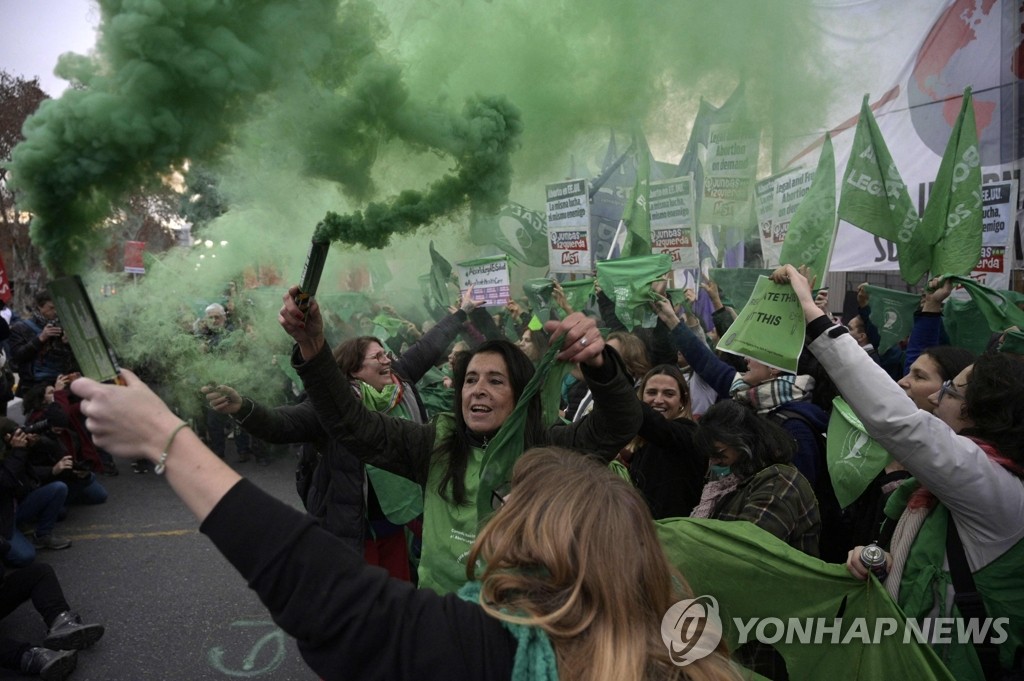 '초록빛'으로 물든 아르헨…낙태권 지지 시위