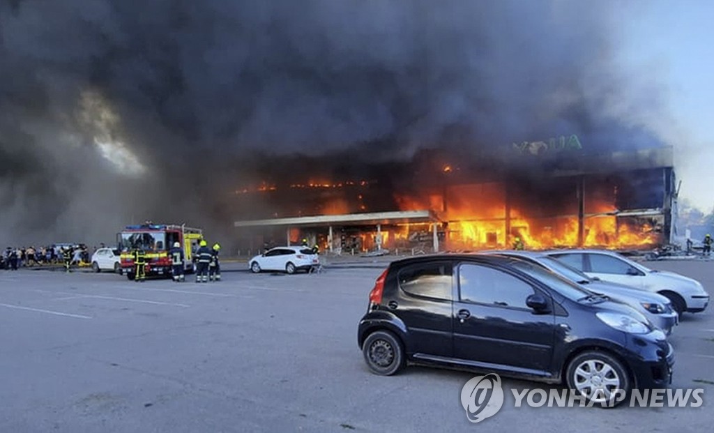러 미사일 공격으로 화염 휩싸인 우크라 쇼핑센터