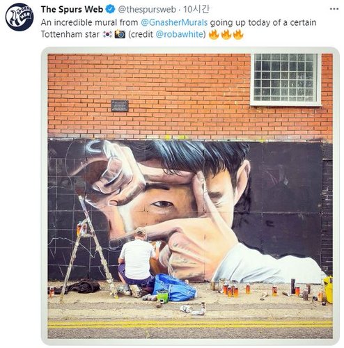 '찰칵 세리머니'하는 손흥민, 영국 런던에 벽화로 등장