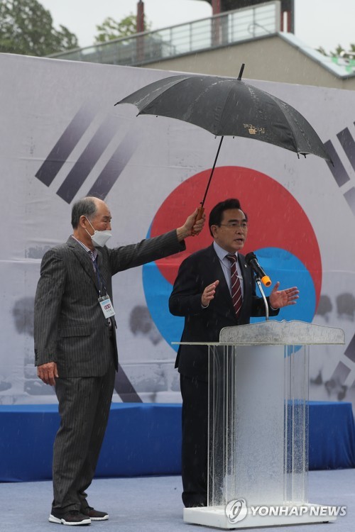 6·25 납북자기념관 주최 행사에서 연설중인 태영호에게 우산 씌워주는 납북자 가족