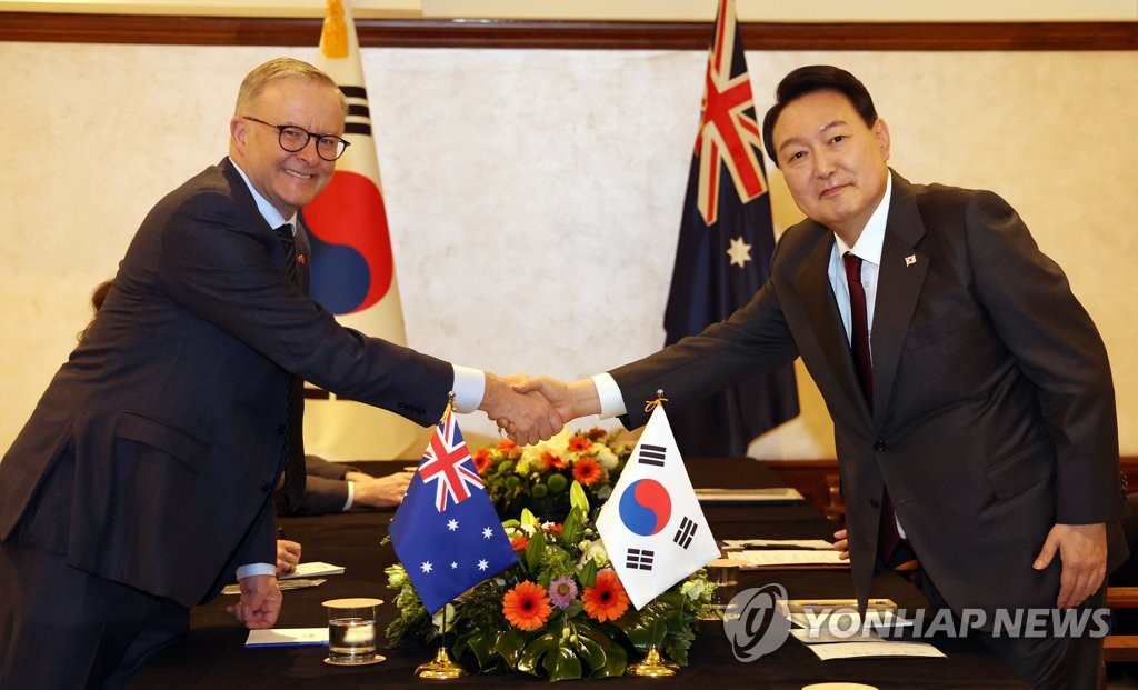 Le président sud-coréen Yoon Suk-yeol (à dr.) pose avec le Premier ministre australien Anthony Albanese alors qu'ils se rencontrent en marge du sommet de l'Organisation du traité de l'Atlantique Nord (Otan) à Madrid, le 28 juin 2022.
