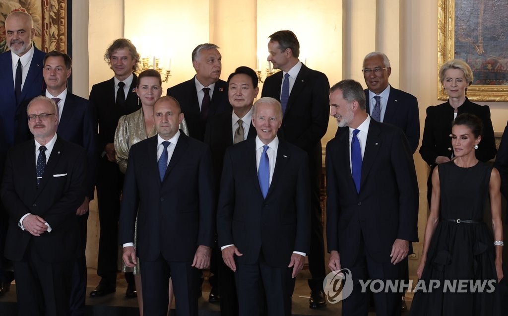 Le président Yoon Suk-yeol (3e depuis la g., au 2e rang) prend part à des photos de groupe avec d'autres dirigeants mondiaux lors d'un dîner de gala tenu au palais royal de Madrid, le mardi 28 juin 2022. 